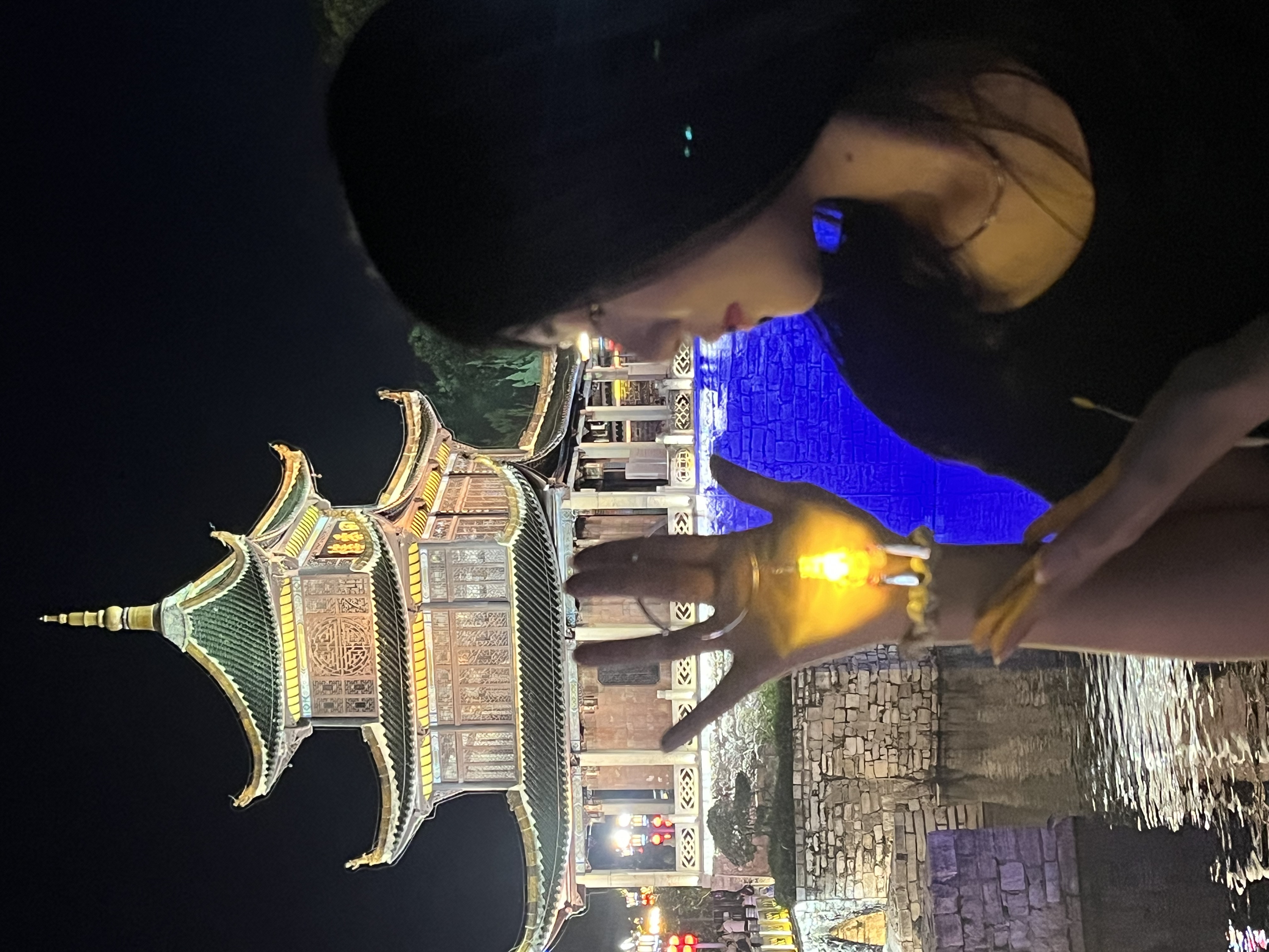 甲秀倒影